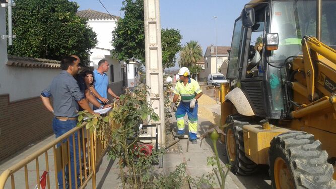 Responsables municipales, ayer durante el inicio de las obras en San Isidro.