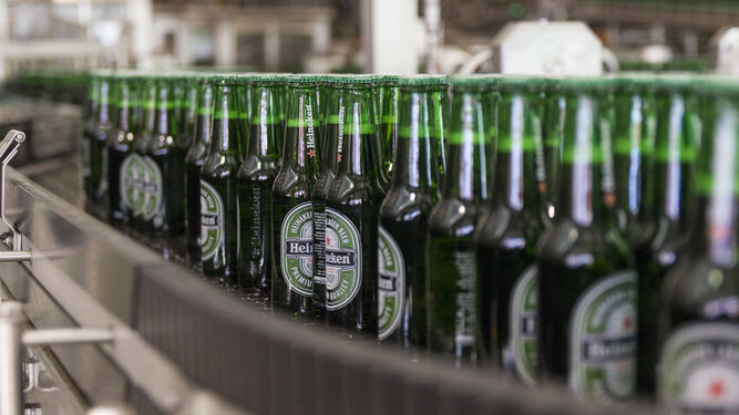 La cerveza Heineken  durante el proceso de embotellado.