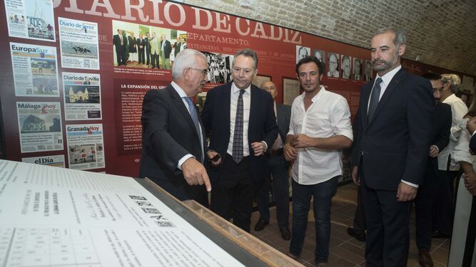 Manuel Jiménez Barrios recorrió la exposición en compañía de José Joly, del alcalde de Cádiz y José Antonio Hidalgo, comisario de la misma.