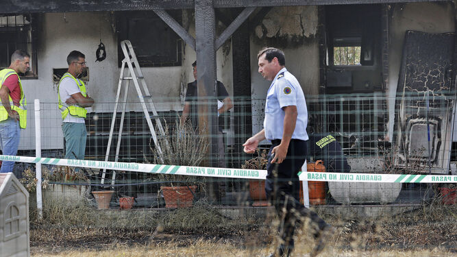 Un bombero inspeccionando el lugar del suceso el pasado martes.