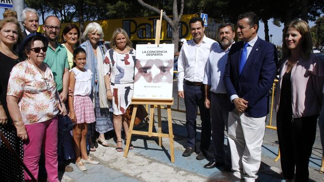 María del Mar Blanco, junto a miembros del PP durante el homenaje a su hermano, ayer en El Puerto.