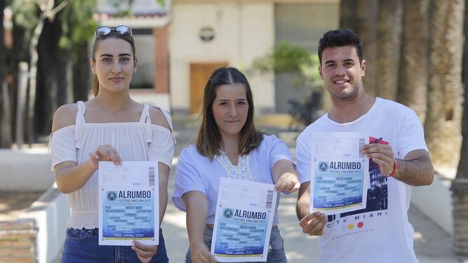 Tres jóvenes de Chiclana muestran sus entradas la semana pasada, tras la cancelación del festival.