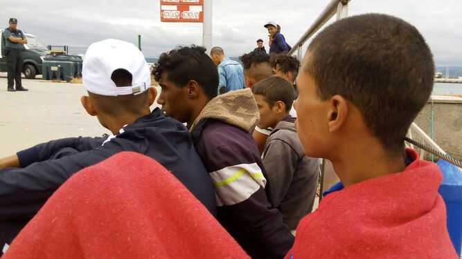 Un grupo de inmigrantes espera a ser atendido tras desembarcar en el puerto de Barbate.