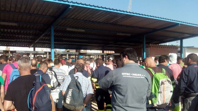Empleados de Navantia y de empresas auxiliares se suman a la concentración de los trabajadores de seguridad.