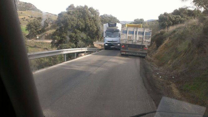 Dos camiones se cruzan en la carretera de Alcalá del Valle.