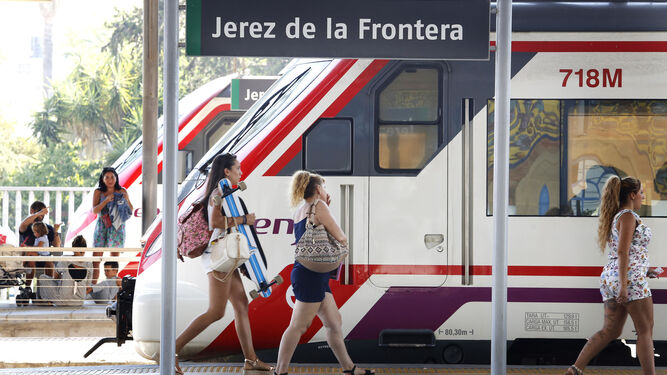 Varios pasajeros se disponen a coger un tren en la estación de Jerez.