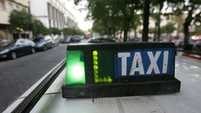 Un taxi, con la señal de libre, en la parada de la Alameda Cristina.