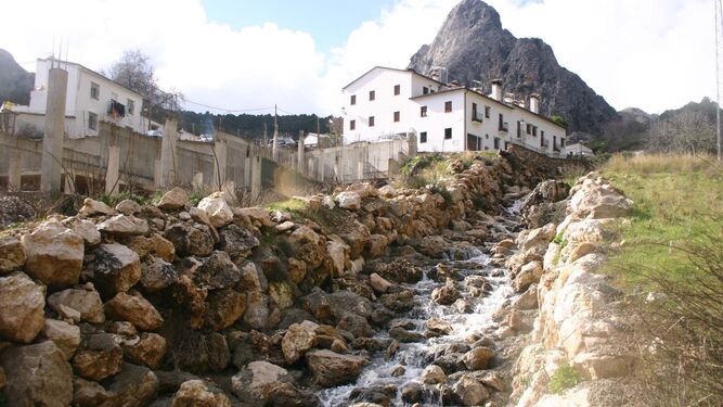 Imagen de archivo del desvío del río Guadalete. A la izquierda, el bloque erigido sobre el primitivo cauce.