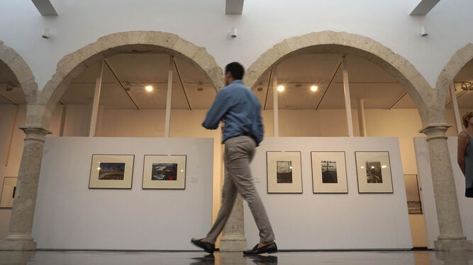 Un visitante pasa ante varias de las obras que se muestran desde ayer en la sede almeriense del centro.