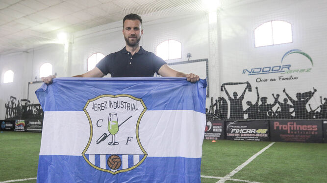 Antonio Romero, con la bandera del Jerez Industrial en Indoor.