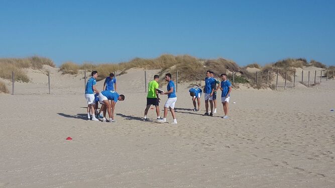 Los jugadores azulinos trabajaron ayer por la tarde en la arena de la playa de Valdelagrana.