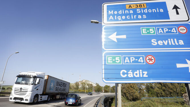 Un camión en la zona de acceso a la autopista Cádiz-Sevilla.