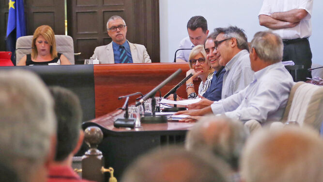 Los concejales del PP, con Galván al fondo, este jueves durante la celebración del pleno municipal.