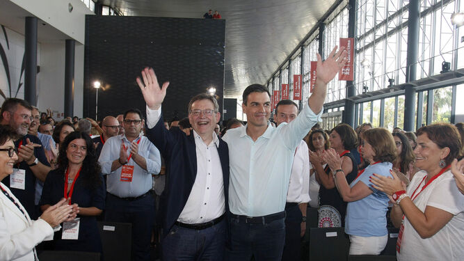 Puig y Sánchez, abrazados ayer en el Congreso del PSOE valenciano.