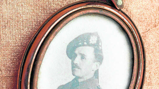 Medallón con un retrato de Cavan, fallecido en las trincheras.