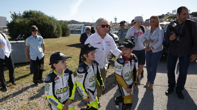 Ángel Nieto, con tres jóvenes pilotos en el Circuito de Jerez durante el Gran Premio de España de motos.
