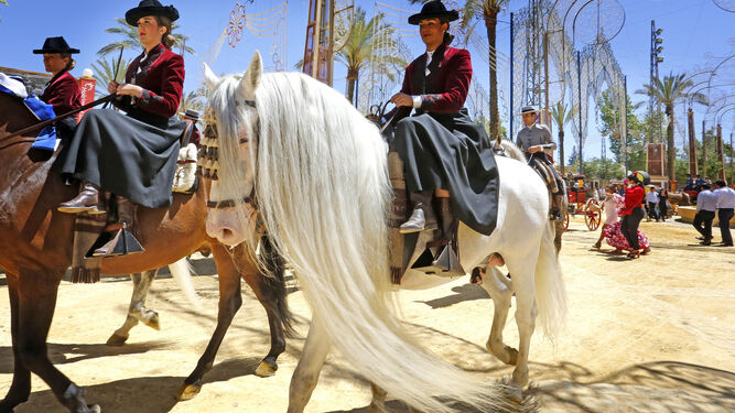 Dos amazonas paseando en la última Feria del Caballo en el González Hontoria