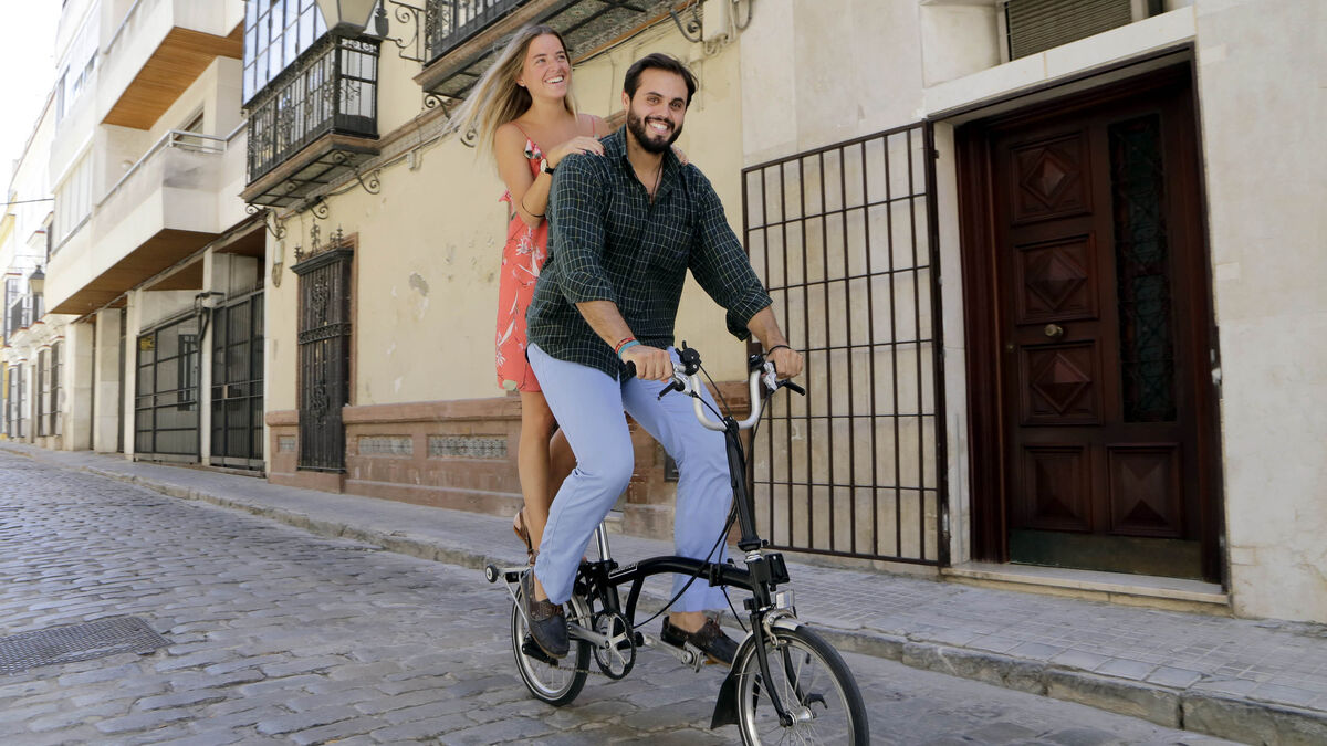 Paz Bononato, en la parte trasera de la bicicleta plegable que su compañero Juan Meira utilizará para su viaje.