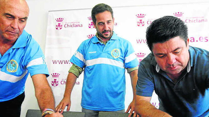 Fernández firma el convenio ante Vera y Benítez, ayer en el Ayuntamiento.