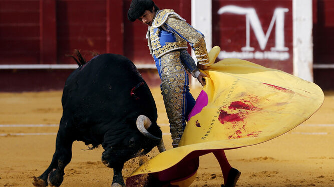 Sebastián Castella, en un lance de recibo a su primer toro.