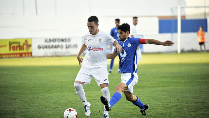 Barba, capitán del Xerez DFC, presionando a un futbolista del Arcos el pasado martes en el Antonio Barbadillo.