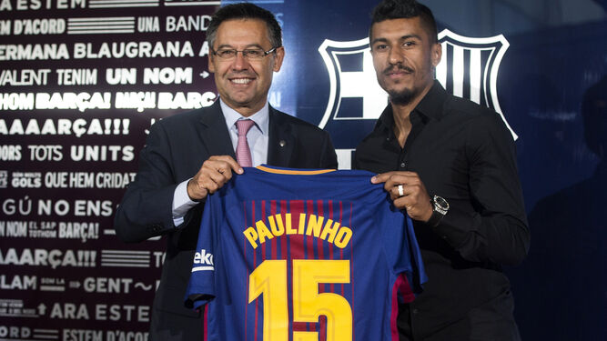 Paulinho, junto a Bartomeu en su presentación como nuevo jugador del Barça.