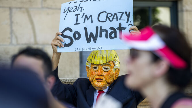 Un manifestante con una careta del Donald Trump protesta contra sus políticas migratorias.