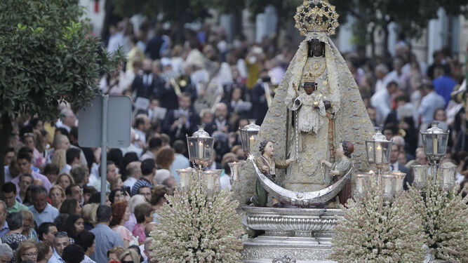 Foto de archivo de la procesión de la Virgen de la Merced por las calles de la ciudad.