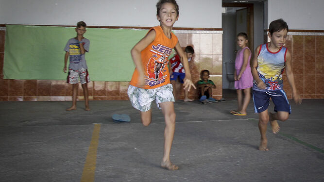 Varios niños juegan ayer en el recreo del colegio San Juan de Dios, donde participan 30 menores.