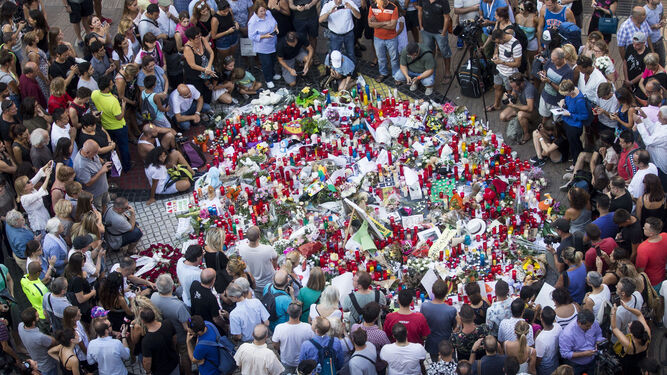 Cientos de ciudadanos homenajearon ayer en las Ramblas a las víctimas del atentado.
