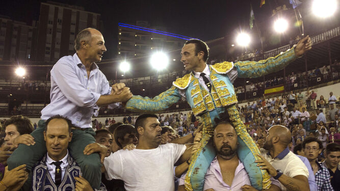 El gananadero Juan Pedro Domecq y Enrique Ponce, en su salida a hombros en La Malagueta.