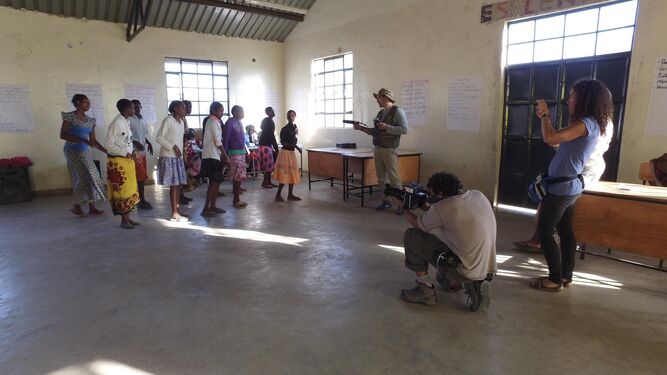 El equipo de rodaje de 'La Manzana de Eva', durante su proceso de trabajo en África.