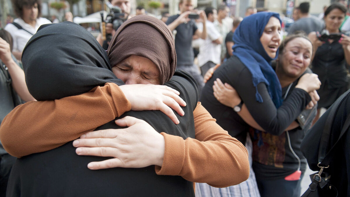 Varias familiares de los autores de los atentados lloran ayer en la concentración de la comunidad musulmana en Ripoll para condenar los ataques.