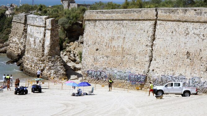 Las vallas protectoras se han situado justo debajo de la muralla de piedra que preside la popular playa.