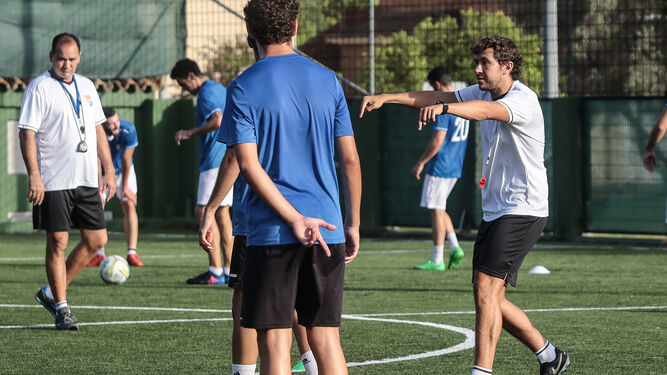 Miguel Ángel Ortega, preparador físico del Deportivo, dando instrucciones a los futbolistas en un entrenamiento en El Altillo.