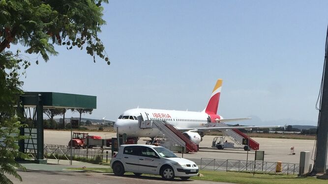 El avión averiado, ayer en la pista de 'La Parra'.