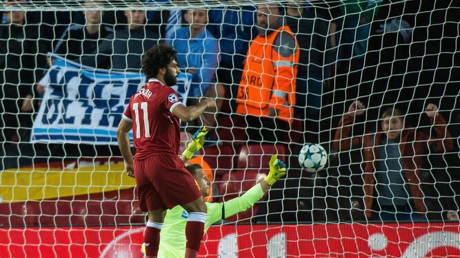 Salah marca un gol de Liverpool ayer, uno de los últimos clasificados.