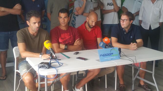 Pedro Carrión, Israel y Quirós, capitanes del Xerez CD, en la rueda de prensa que ofrecieron ayer en las instalaciones de Indoor Jerez.