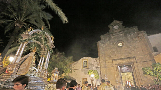 La procesión de la Virgen de Consolación por la alameda de Cristina congregó a muchos cofrades.