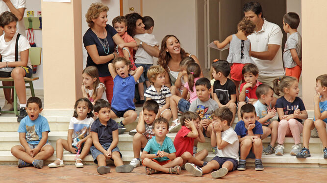Varios alumnos del colegio Albariza, ayer, a la hora del comienzo de las clases.