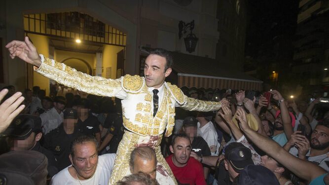 Enrique Ponce, en la salida a hombros de la plaza de Murcia.