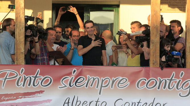 Alberto Contador, desde el balón del Ayuntamiento, agradece el apoyo de la gente de Pinto.