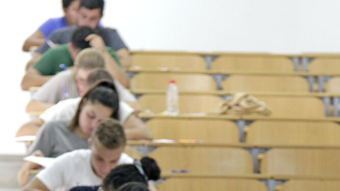 Un alumno, concentrado durante uno de los exámenes.