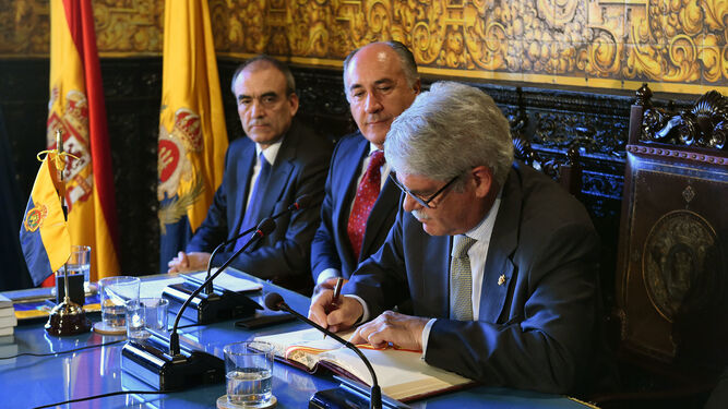 Dastis firma en el Libro de Oro del Ayuntamiento.