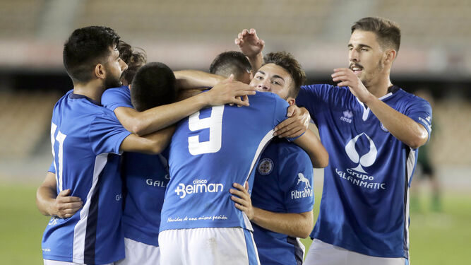 Los jugadores azulinos se abrazan a Javi Tamayo para felicitarle después de conseguir el 3-1.