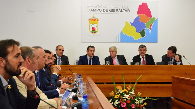 El ministro Dastis, durante su reunión con los alcaldes del Campo de Gibraltar en la sede de la Mancomunidad.