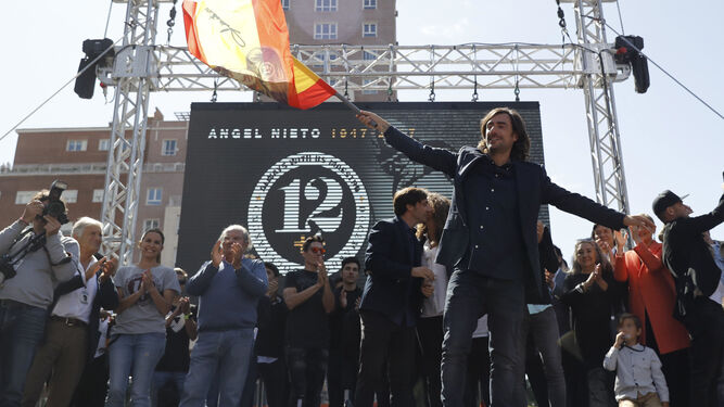 Gelete Nieto ondea una bandera de España con la figura de su padre en el escenario aledaño al Bernabéu.