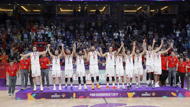 Los jugadores españoles celebran la medalla en el podio.
