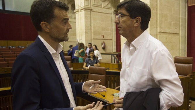 Juan Marín, líder de Ciudadanos, habla con el de IU, Antonio Maíllo, en el Parlamento.