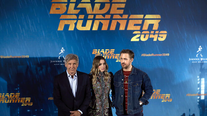 La actriz española, con Harrison Ford y Ryan Gosling, en el estreno de la película en Madrid.